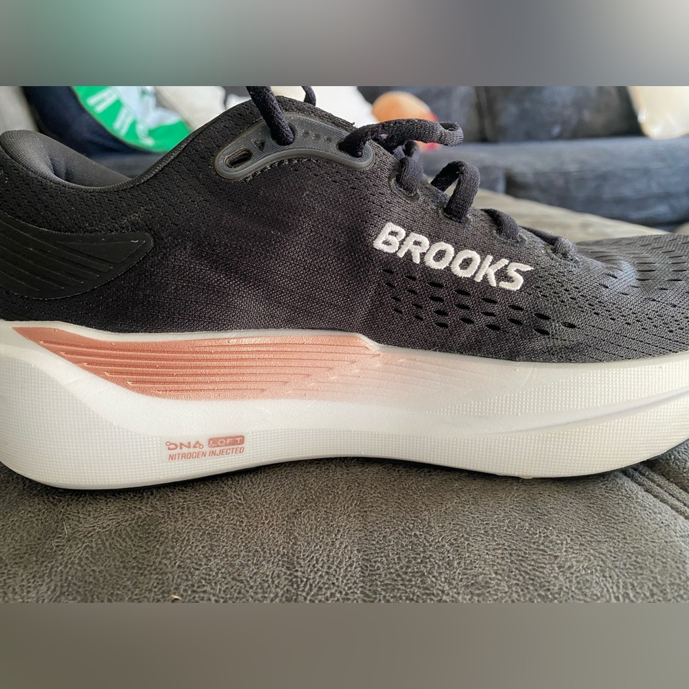 Brooks Ghost Max 3 women’s black and peach shoe 6.5 W - Picture 9 of 12